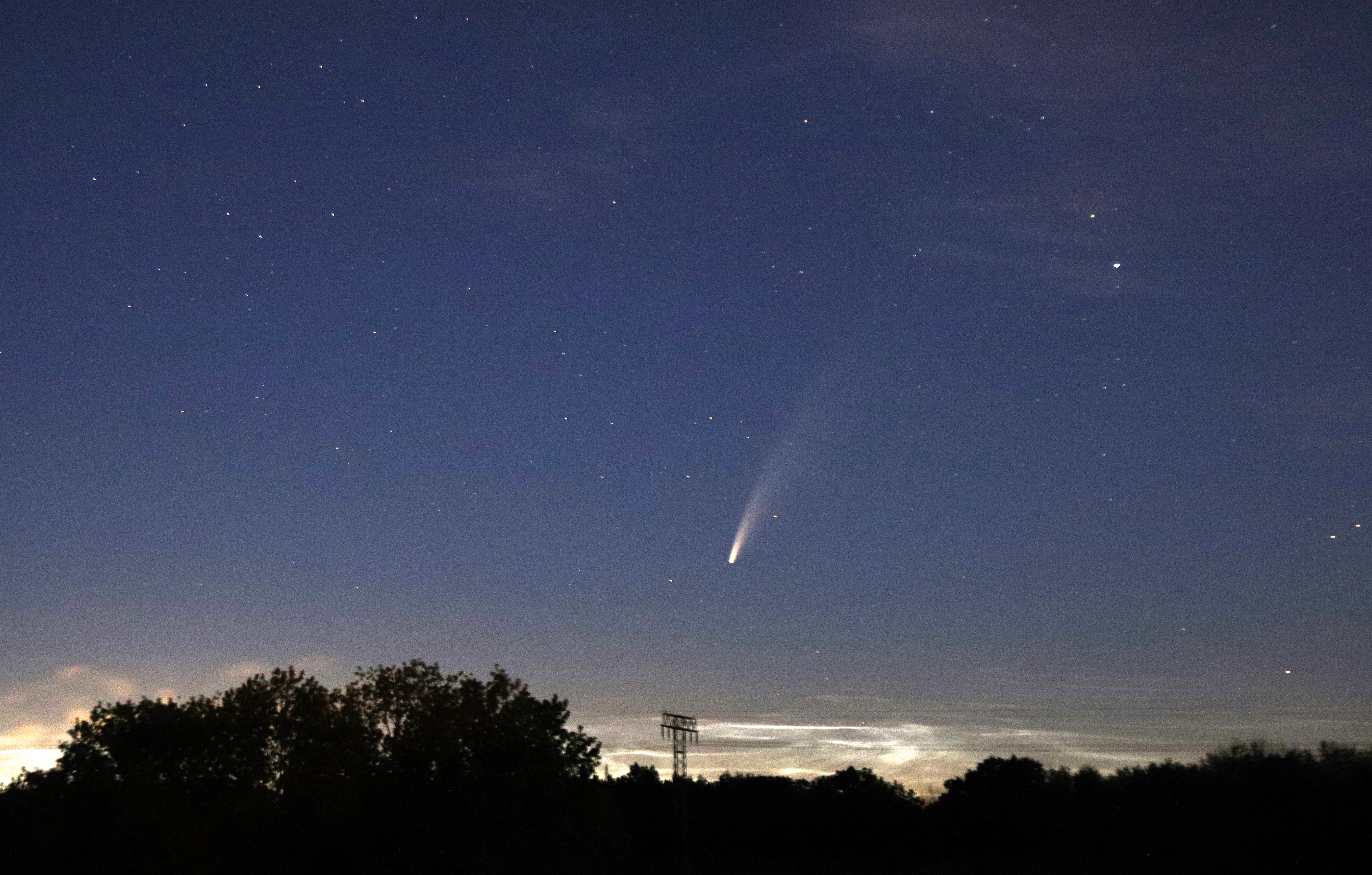 Komet C/2020F3 (NEOWISE) am 11.7.2020 um 1h MEZ von Marquardt (Potsdam-Nord) aus. Darunter Leuchtende Nachtwolken. 3s belichtet.