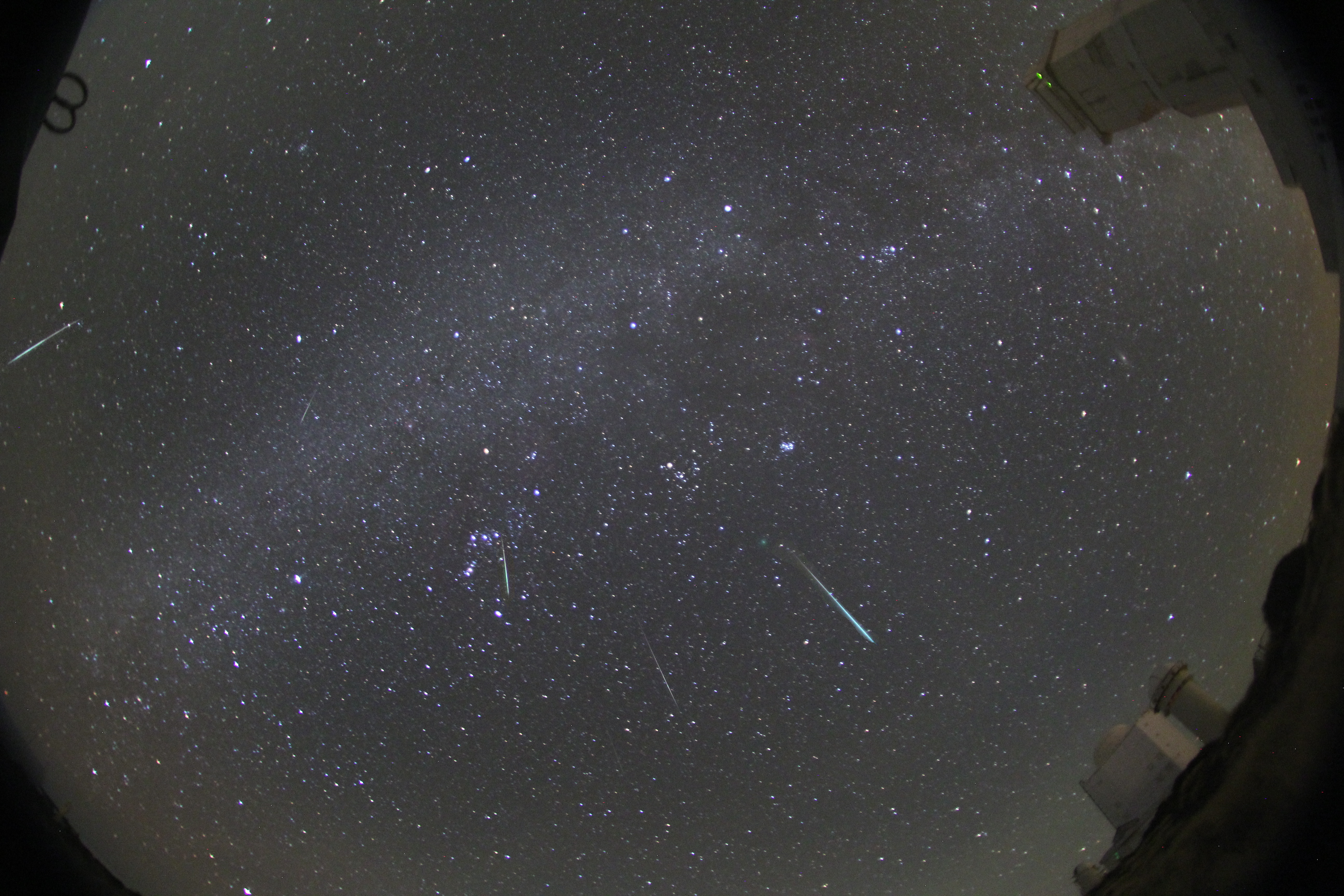 Geminiden 2018 - ein Summenbild mit mehreren Meteoren